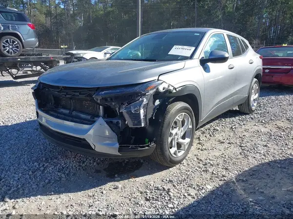 KL77LFEP3SC055006 2025 CHEVROLET TRAX - Image 2