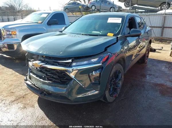 KL77LFEP3SC066216 2025 CHEVROLET TRAX - Image 2
