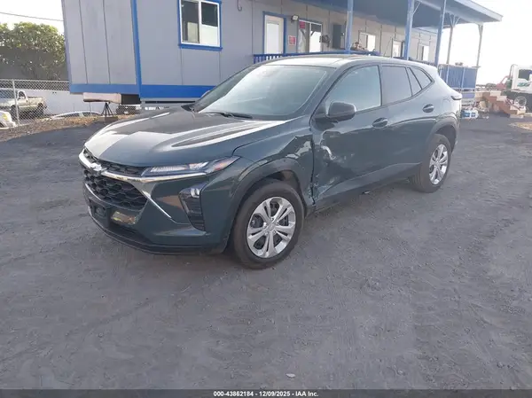 KL77LFEP3SC068192 2025 CHEVROLET TRAX - Image 2