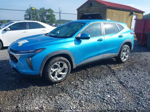 KL77LFEP3SC071089 2025 CHEVROLET TRAX - Image 2
