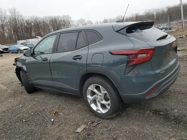 KL77LFEP3SC093545 2025 CHEVROLET TRAX - Image 2