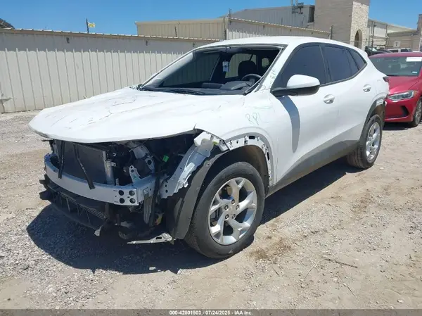 KL77LFEP3SC102812 2025 CHEVROLET TRAX - Image 2