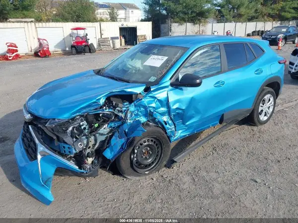 KL77LFEP3SC114619 2025 CHEVROLET TRAX - Image 2