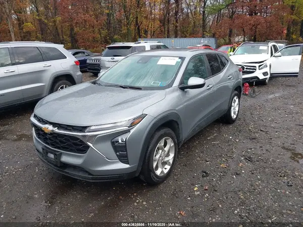 KL77LFEP3SC128049 2025 CHEVROLET TRAX - Image 2
