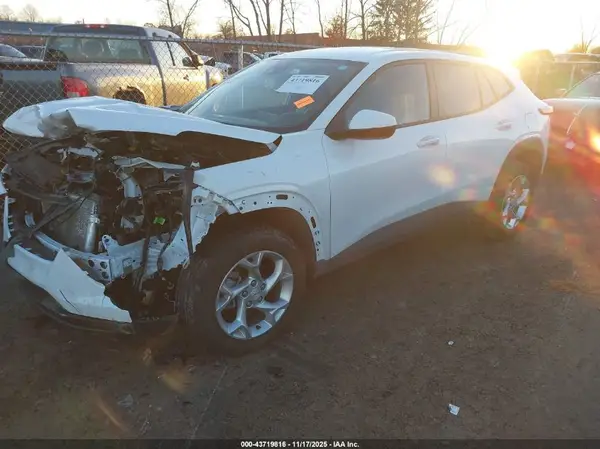 KL77LFEP3SC150259 2025 CHEVROLET TRAX - Image 2