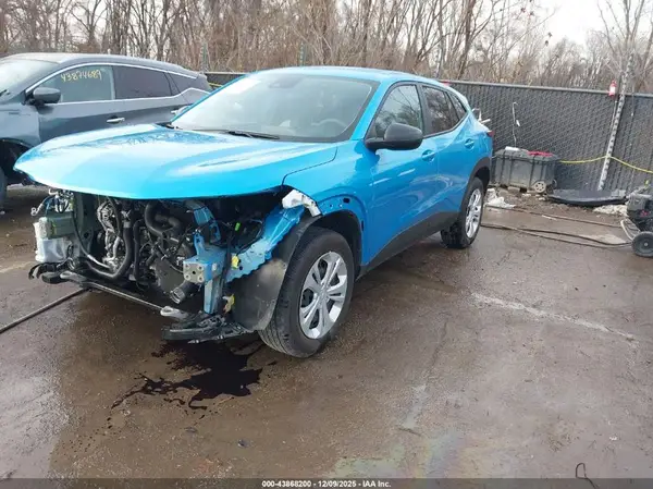 KL77LFEP3SC152254 2025 CHEVROLET TRAX - Image 2