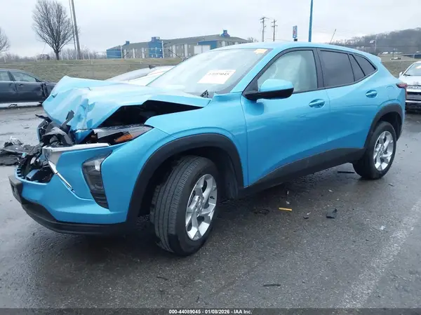 KL77LFEP3SC177641 2025 CHEVROLET TRAX - Image 2