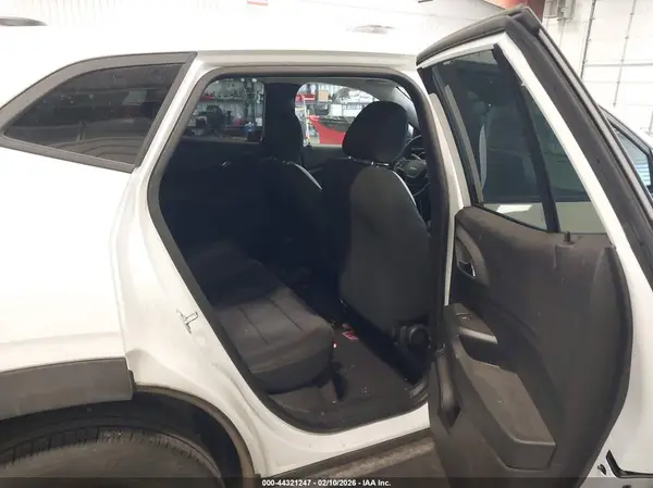 KL77LFEP3SC182760 2025 CHEVROLET TRAX - Image 2