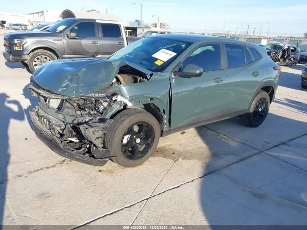 KL77LFEP3SC187893 2025 CHEVROLET TRAX - Image 2