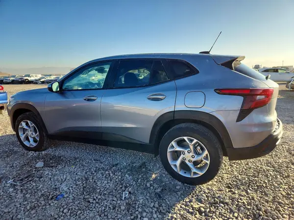 KL77LFEP3SC204725 2025 CHEVROLET TRAX - Image 2