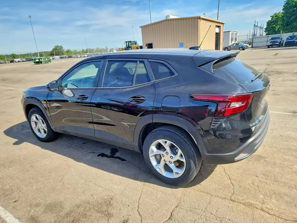 KL77LFEP3SC296595 2025 CHEVROLET TRAX - Image 2