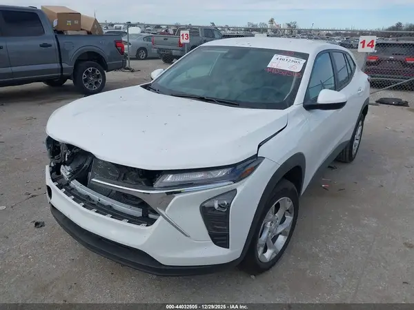 KL77LFEP3SC316361 2025 CHEVROLET TRAX - Image 2