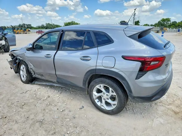KL77LFEP3TC067044 2026 CHEVROLET TRAX - Image 2