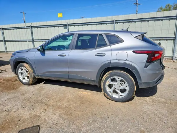KL77LFEP4SC004355 2025 CHEVROLET TRAX - Image 2