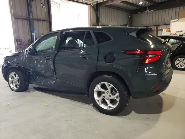 KL77LFEP4SC034519 2025 CHEVROLET TRAX - Image 2