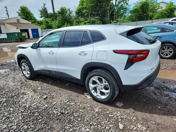 KL77LFEP4SC049697 2025 CHEVROLET TRAX - Image 2