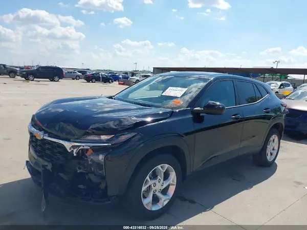 KL77LFEP4SC052485 2025 CHEVROLET TRAX - Image 2