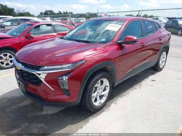 KL77LFEP4SC056245 2025 CHEVROLET TRAX - Image 2