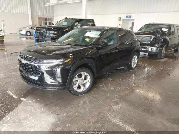 KL77LFEP4SC058562 2025 CHEVROLET TRAX - Image 2