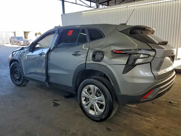 KL77LFEP4SC070601 2025 CHEVROLET TRAX - Image 2