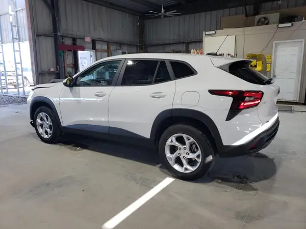 KL77LFEP4SC138072 2025 CHEVROLET TRAX - Image 2