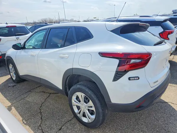 KL77LFEP4SC171024 2025 CHEVROLET TRAX - Image 2