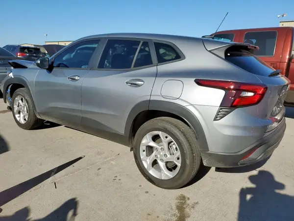 KL77LFEP4SC320354 2025 CHEVROLET TRAX - Image 2