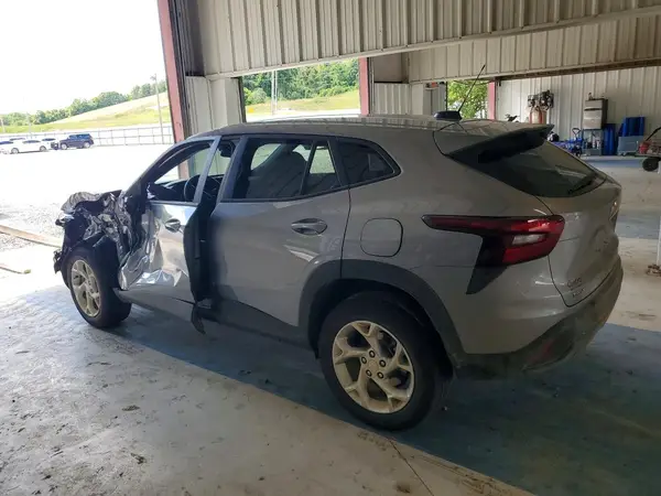 KL77LFEP4SC336134 2025 CHEVROLET TRAX - Image 2