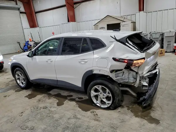 KL77LFEP4SC342838 2025 CHEVROLET TRAX - Image 2