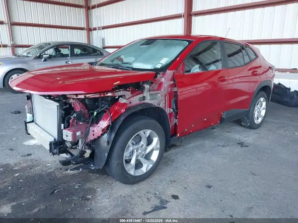 KL77LFEP4TC009783 2026 CHEVROLET TRAX - Image 2