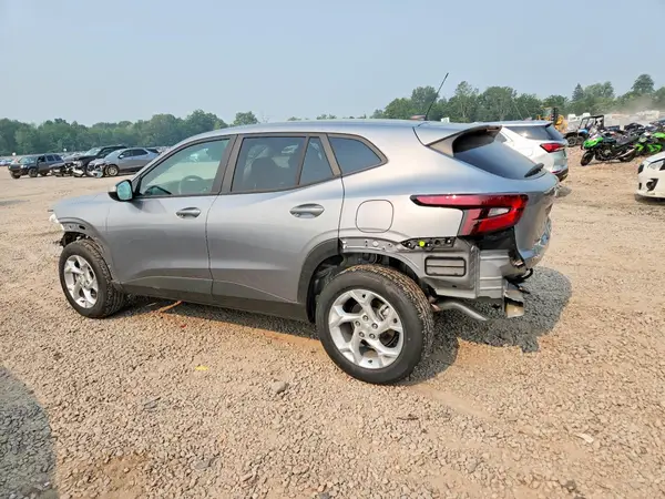 KL77LFEP4TC052486 2026 CHEVROLET TRAX - Image 2