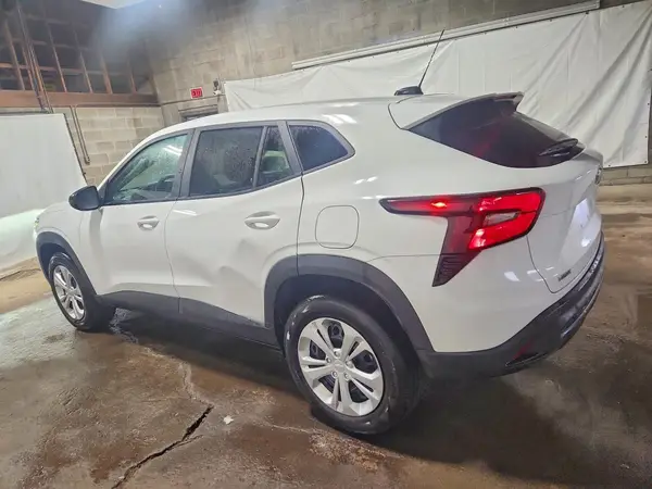 KL77LFEP4TC097086 2026 CHEVROLET TRAX - Image 2