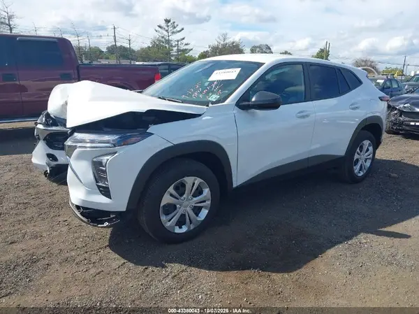KL77LFEP5SC001562 2025 CHEVROLET TRAX - Image 2