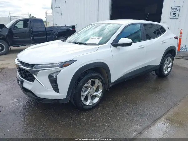 KL77LFEP5SC024419 2025 CHEVROLET TRAX - Image 2