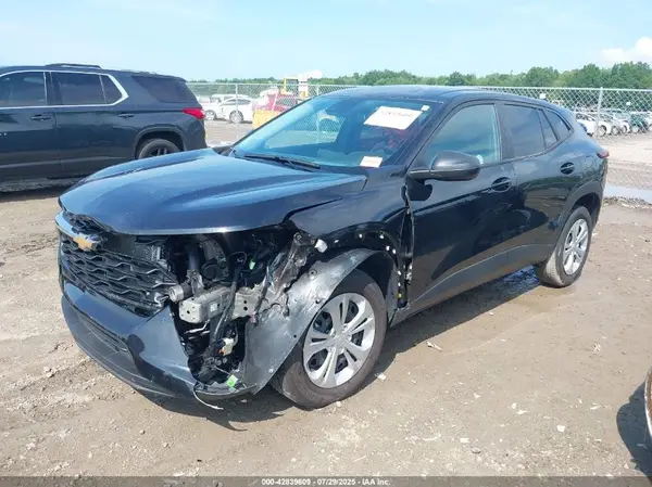 KL77LFEP5SC024484 2025 CHEVROLET TRAX - Image 2