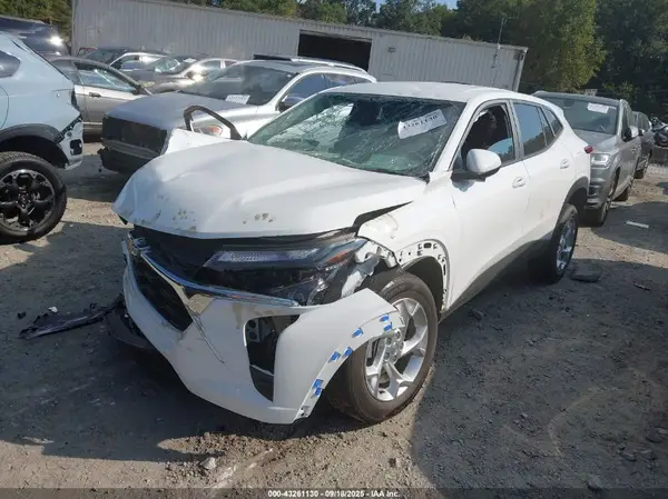 KL77LFEP5SC112175 2025 CHEVROLET TRAX - Image 2