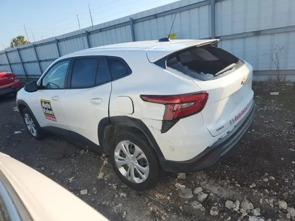 KL77LFEP5SC117957 2025 CHEVROLET TRAX - Image 2