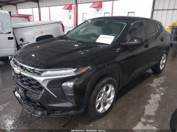 KL77LFEP5SC124617 2025 CHEVROLET TRAX - Image 2