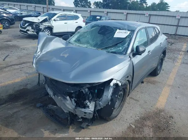 KL77LFEP5SC142034 2025 CHEVROLET TRAX - Image 2