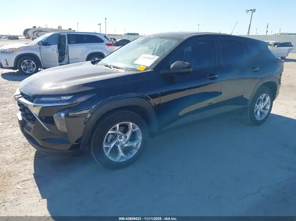 KL77LFEP5SC165801 2025 CHEVROLET TRAX - Image 2