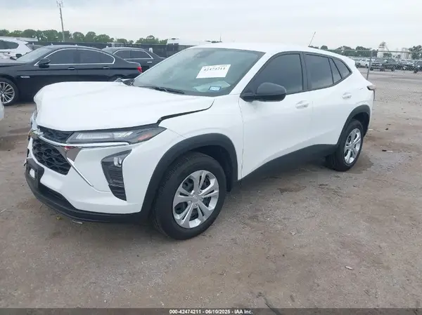 KL77LFEP5SC177754 2025 CHEVROLET TRAX - Image 2