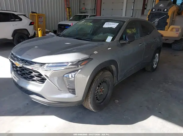 KL77LFEP5SC206881 2025 CHEVROLET TRAX - Image 2