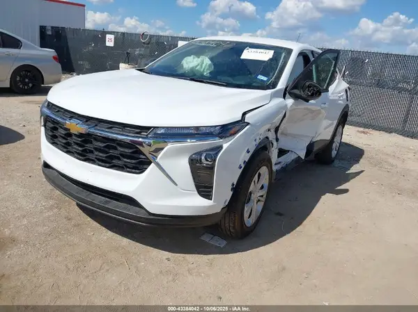KL77LFEP5SC231280 2025 CHEVROLET TRAX - Image 2