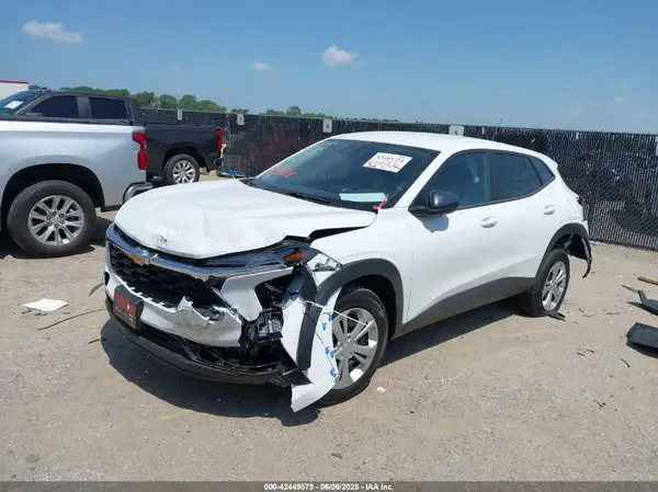KL77LFEP5SC271746 2025 CHEVROLET TRAX - Image 2