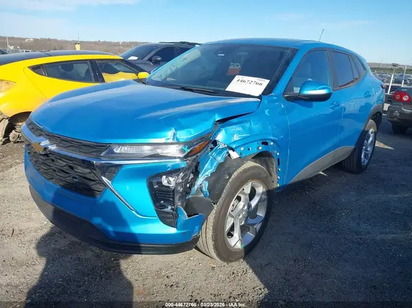 KL77LFEP5SC279040 2025 CHEVROLET TRAX - Image 2