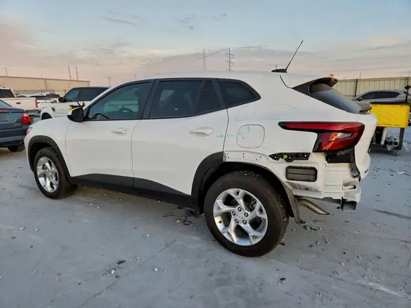 KL77LFEP5SC301229 2025 CHEVROLET TRAX - Image 2