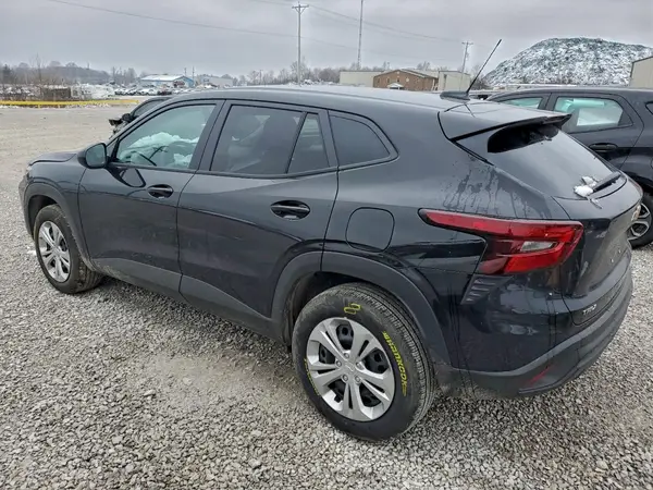 KL77LFEP5SC315955 2025 CHEVROLET TRAX - Image 2