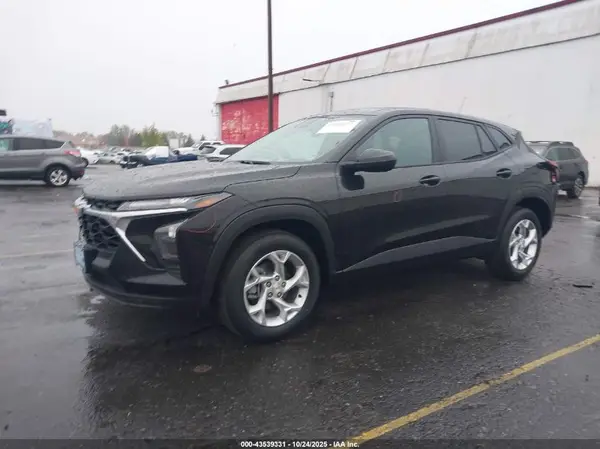 KL77LFEP5SC318807 2025 CHEVROLET TRAX - Image 2