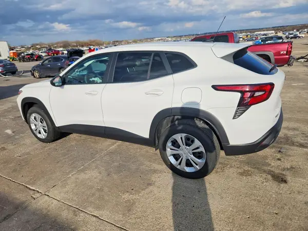 KL77LFEP5TC003152 2026 CHEVROLET TRAX - Image 2