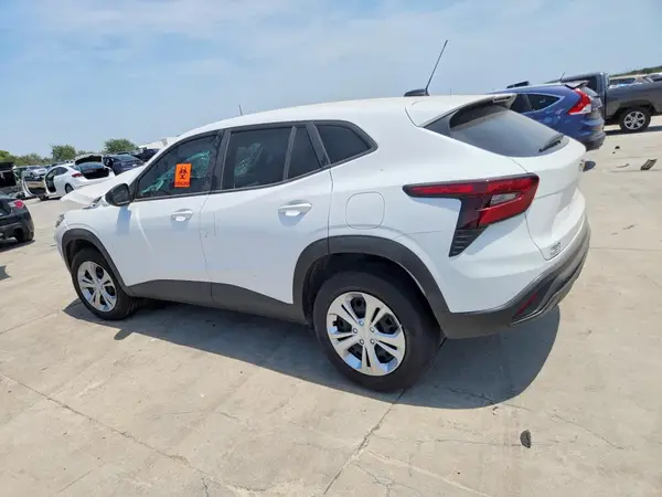KL77LFEP5TC143427 2026 CHEVROLET TRAX - Image 2